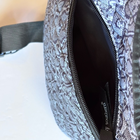 Simply Southern Sling Bag Backpack Purse Black Gray Pattern NWOT - Picture 12 of 12